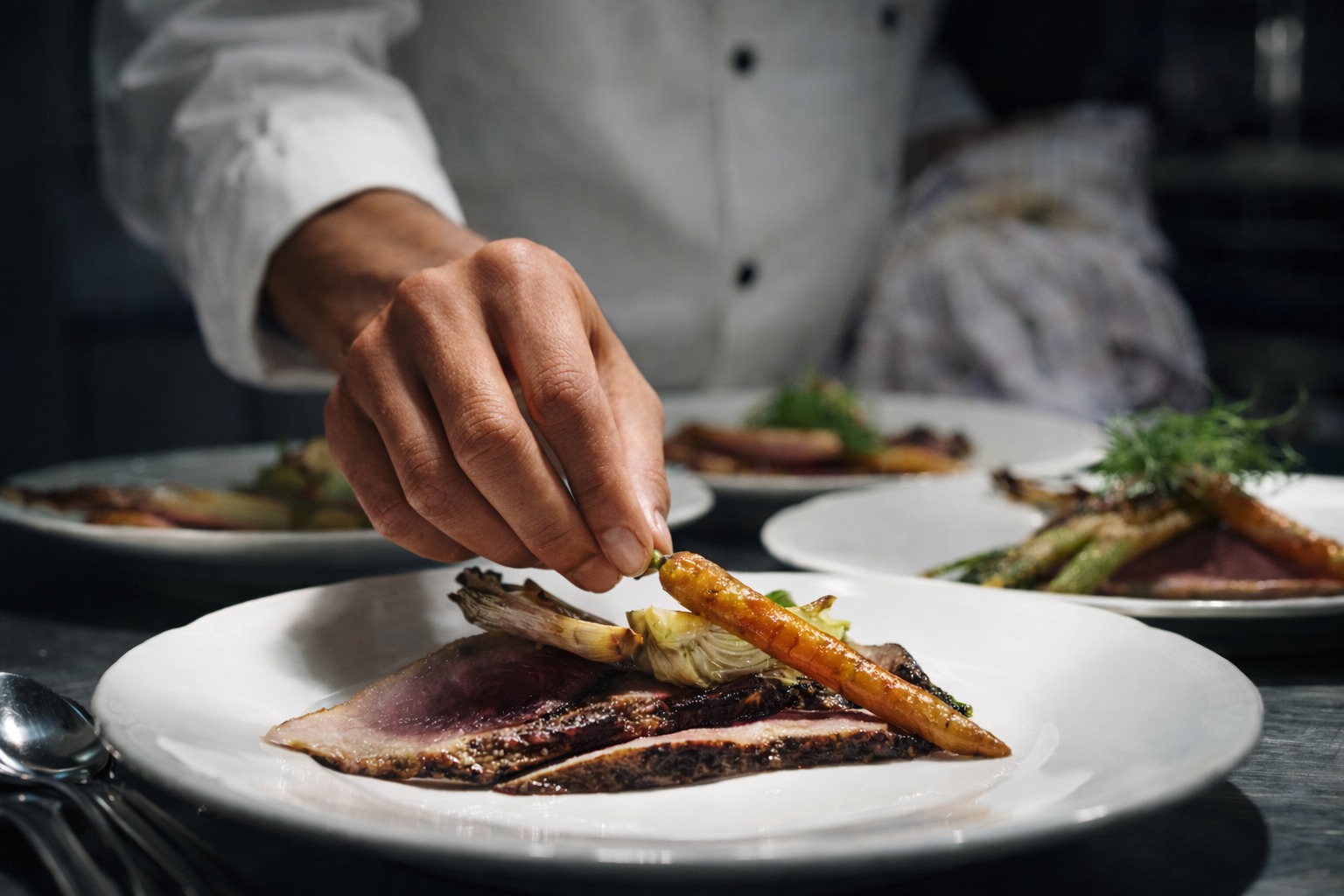 Chef montando prato de carne fatiada