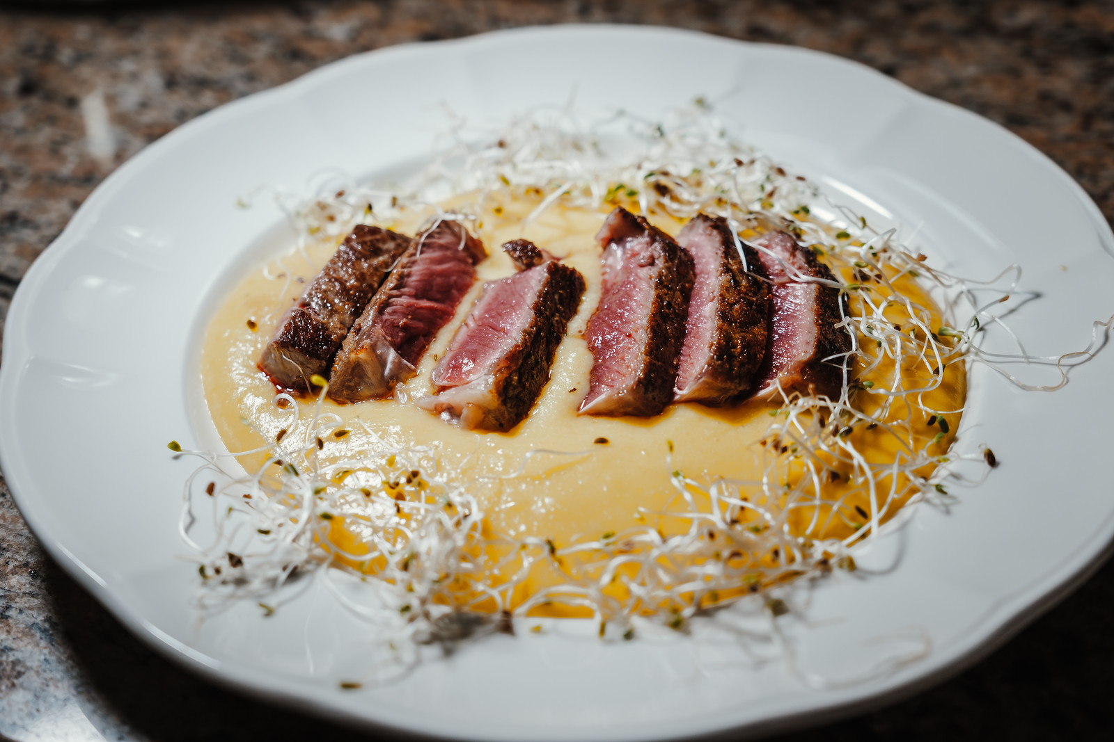 Prato de carne fatiada com molho