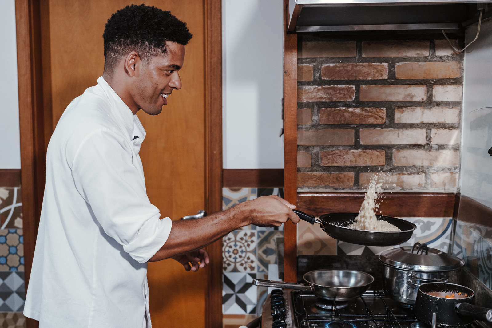 Chef trabalhando em cozinha profissional